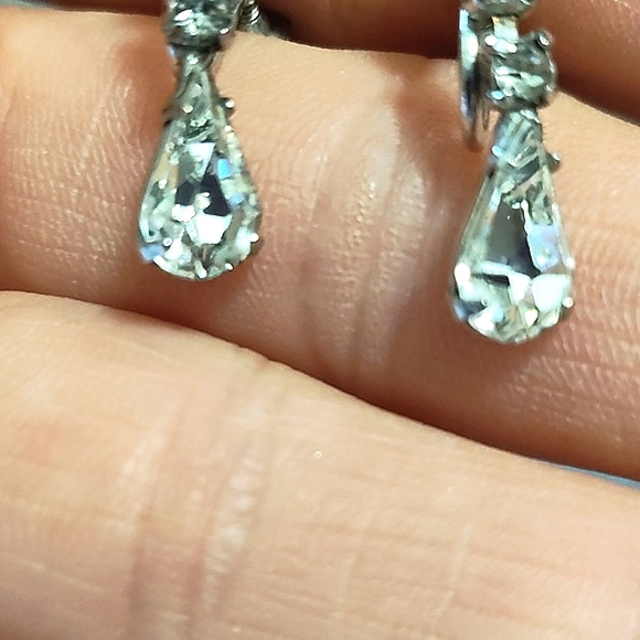 KRAMER NY VINTAGE 50s SILVER-TONE RHINESTONE CRYSTAL DROP SCREWBACK 1" EARRINGS - Picture 9 of 10